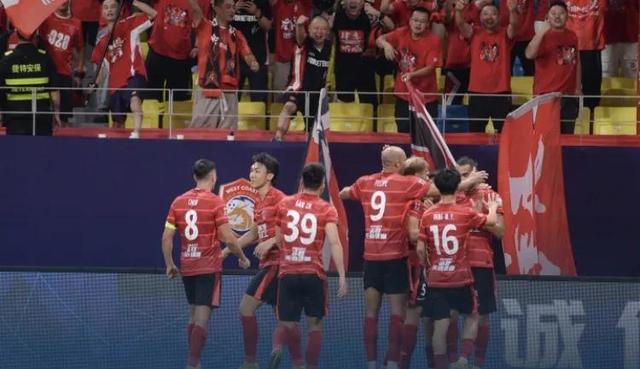 国内足球赛场上的激烈争夺值得关注!,气势如虹 国内足球赛场上的激烈争夺值得关注!,气势如虹