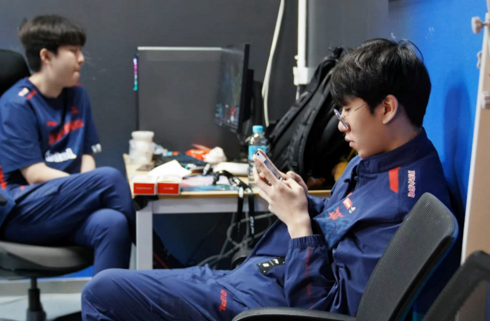 关于BRO横扫TES,Ruler操刀奇招英雄翻盘鏖战多局成都决赛之夜,技惊四座的信息 关于BRO横扫TES,Ruler操刀奇招英雄翻盘鏖战多局成都决赛之夜,技惊四座的信息