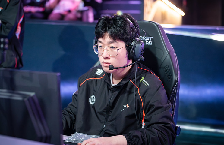 FPX鏖战NS,Zeus极限生还后反打激烈交锋四强赛,留下经典瞬间 FPX鏖战NS,Zeus极限生还后反打激烈交锋四强赛,留下经典瞬间